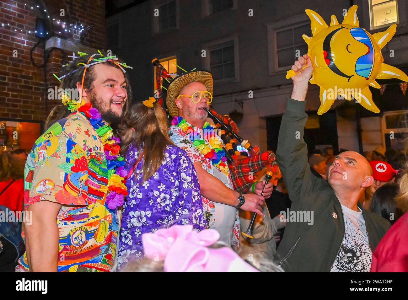 Bridport, Dorset, Großbritannien. Januar 2024. Silvesterfreunde begrüßen das neue Jahr auf einem voll bepackten Bucky Doo Square in Bridport in Dorset. Bildnachweis: Graham Hunt/Alamy Live News Stockfoto