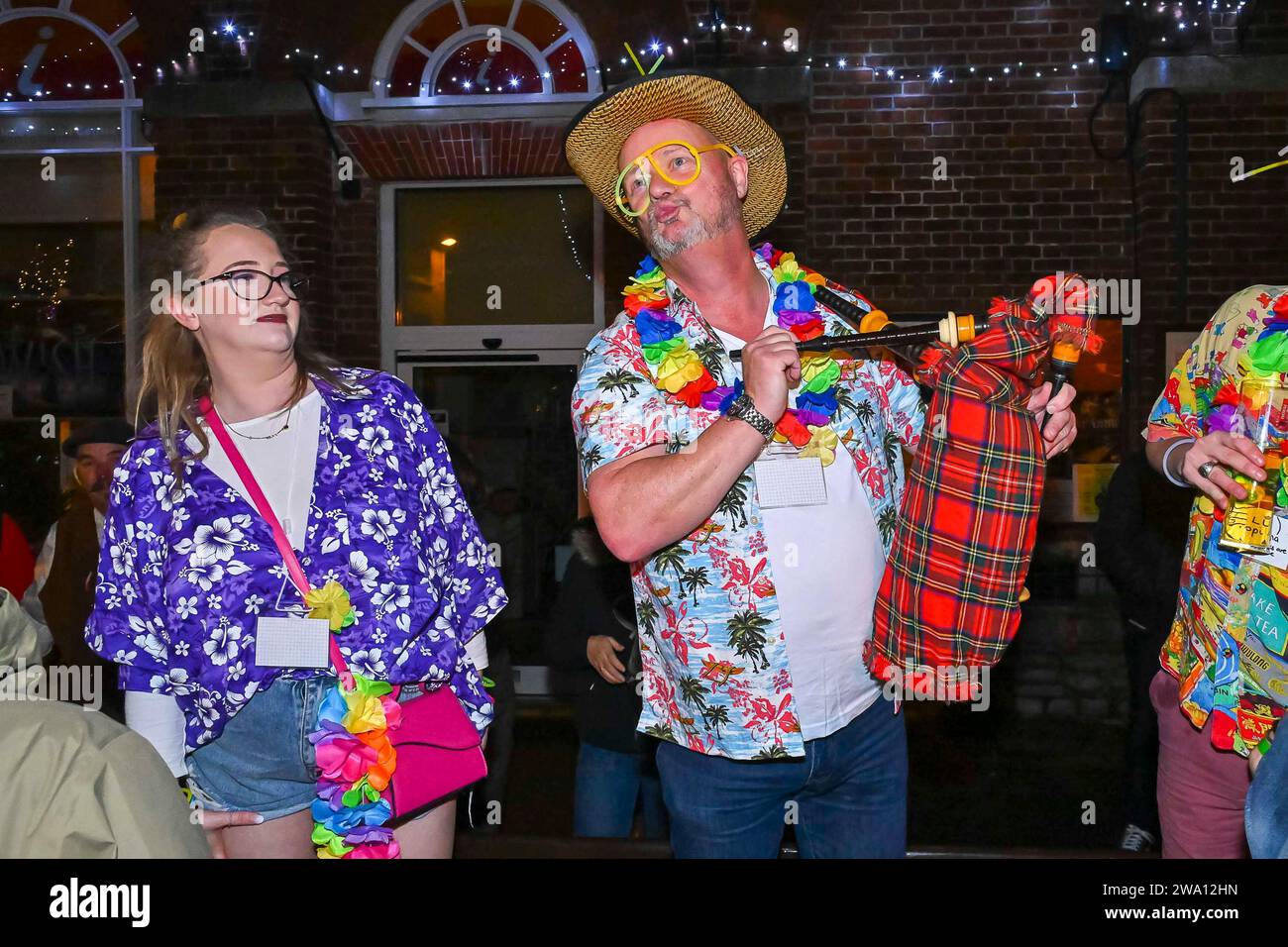 Bridport, Dorset, Großbritannien. Januar 2024. Silvesterfreunde begrüßen das neue Jahr auf einem voll bepackten Bucky Doo Square in Bridport in Dorset. Bildnachweis: Graham Hunt/Alamy Live News Stockfoto