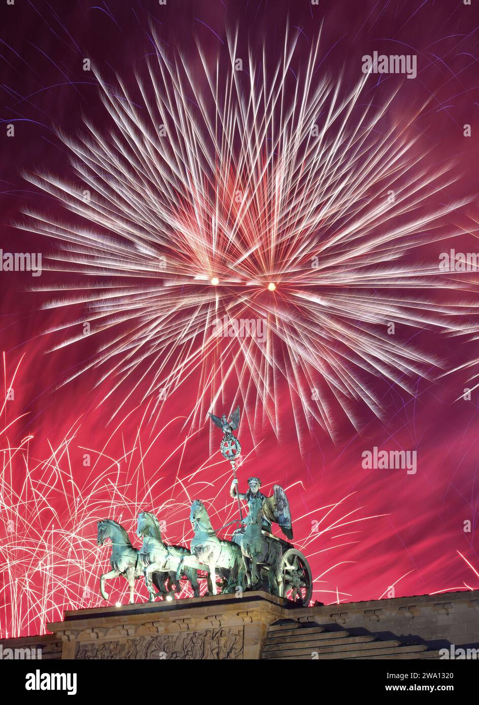 Berlin, Deutschland. Dezember 2023 31. Ein Feuerwerk wird während einer Neujahrsfeier am Brandenburger Tor in Berlin am 31. Dezember 2023 gezeigt. Quelle: Ren Pengfei/Xinhua/Alamy Live News Stockfoto