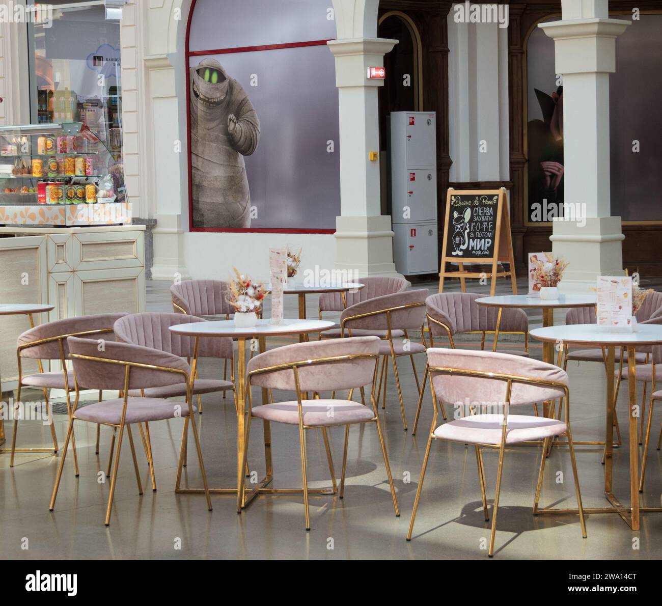 Moskau, Russland, 08.12.2022. Das Einkaufszentrum auf der Dream Island, ein leeres Interieur mit runden Tischen und gemütlichen Stühlen in einem Einkaufszentrum, Copy sp Stockfoto