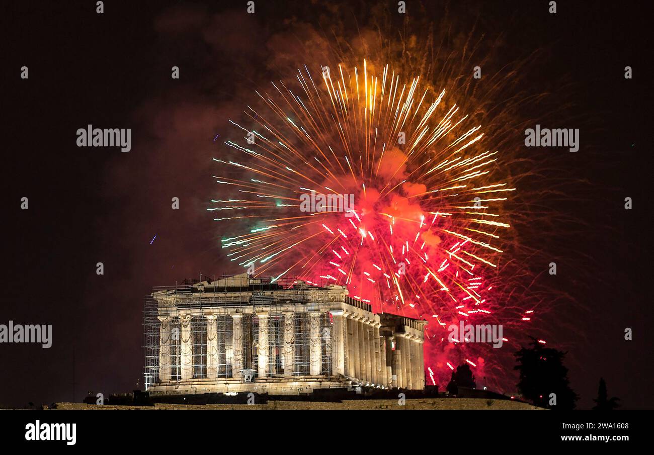 Athen, Griechenland. Januar 2024. Während der Neujahrsfeierlichkeiten in Athen, Griechenland, am 1. Januar 2024, wird über der Akropolis ein Feuerwerk gezeigt. Quelle: Marios Lolos/Xinhua/Alamy Live News Stockfoto
