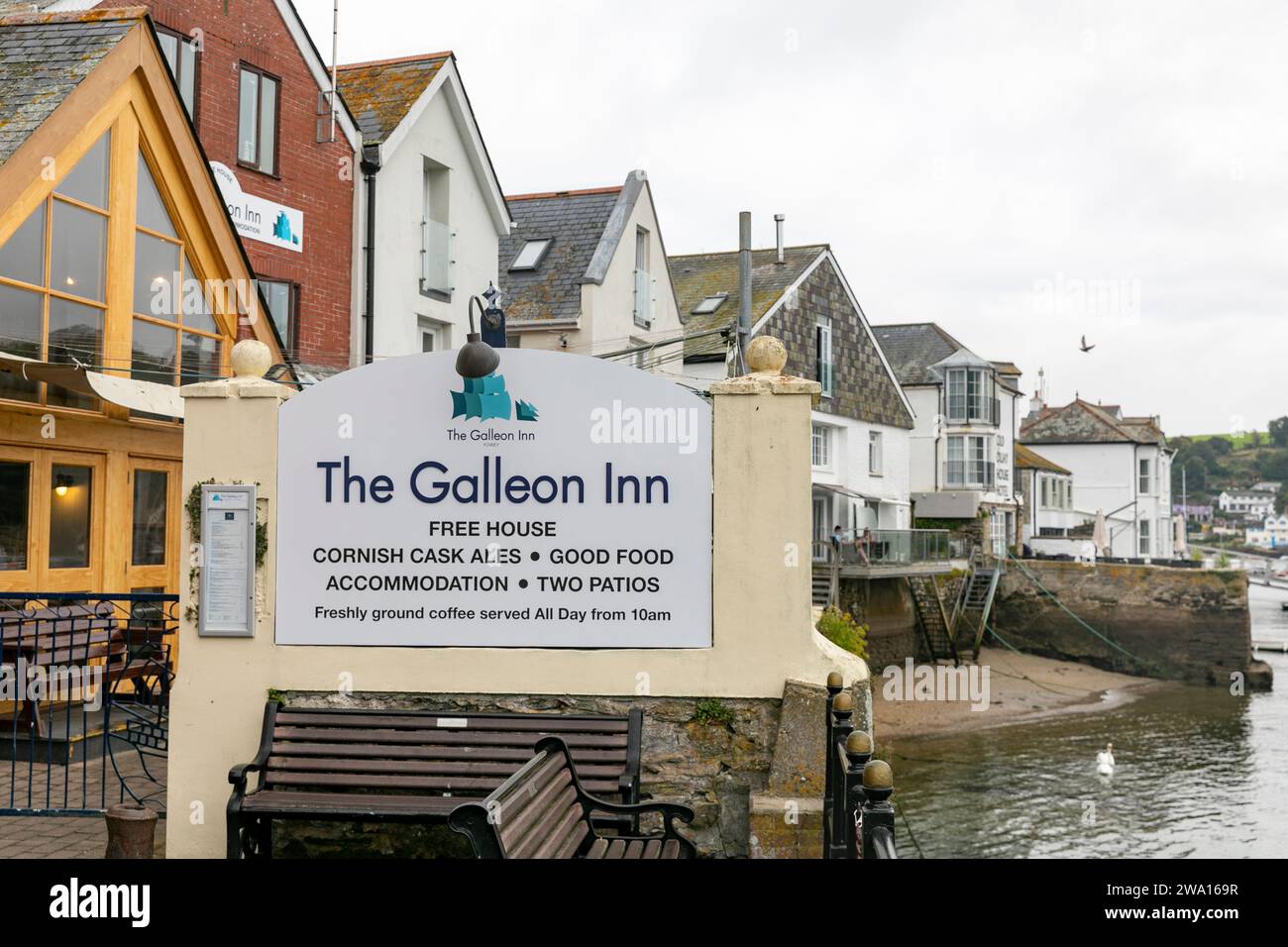 Herbst 2023, Fowey in Cornwall England und das Galleon Inn Free House Pub, das Cornish Cask Ales Biers und Unterkünfte bietet, England, Großbritannien Stockfoto