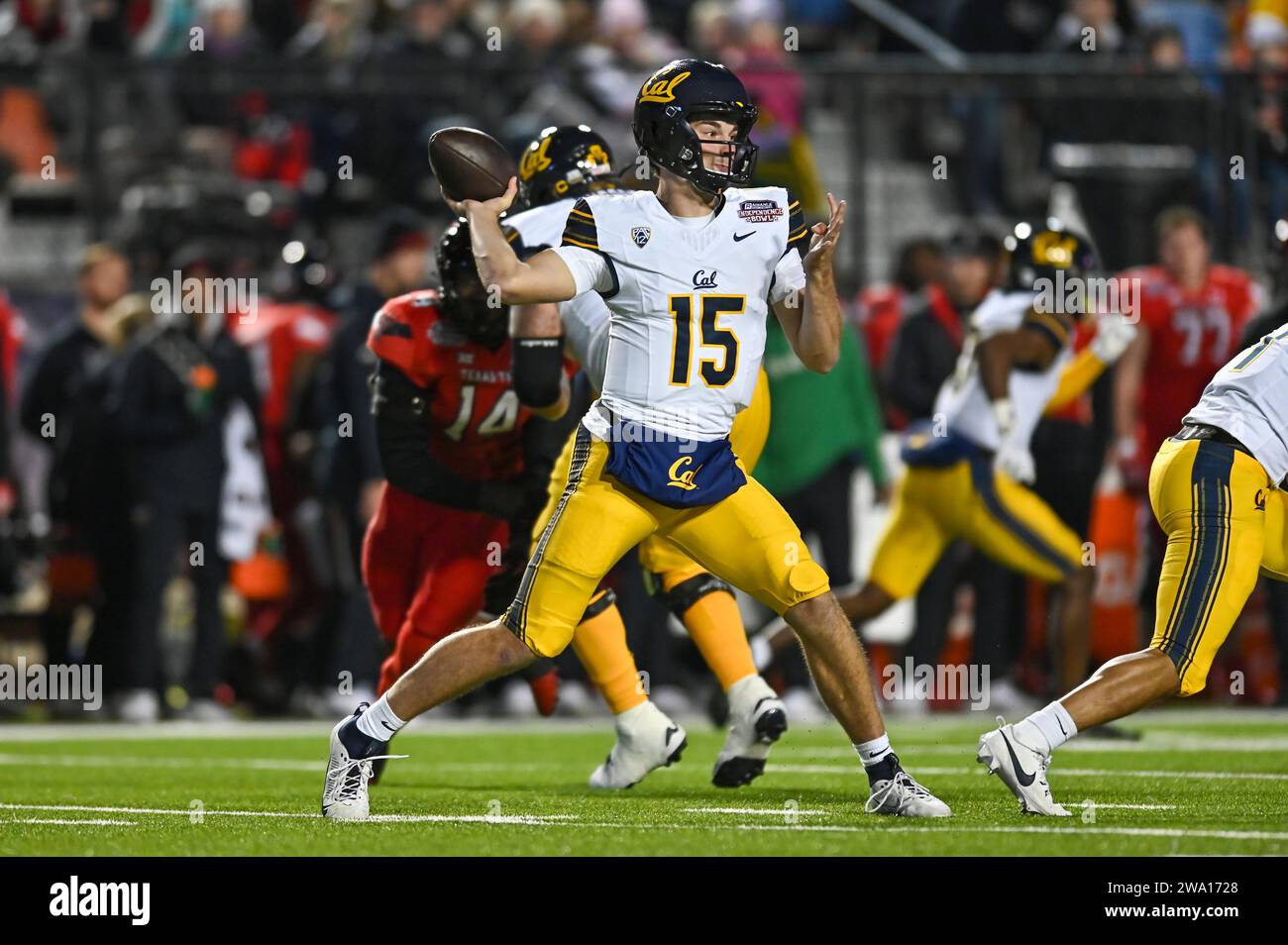 Shreveport, LA, USA. Dezember 2023. Der kalifornische Quarterback Fernando Mendoza (15) spielte während des Radiance Technologies Independence Bowl zwischen den Texas Tech Red Raiders und den California Bears im Independence Stadium in Shreveport, LA. Kevin Langley/CSM/Alamy Live News Stockfoto