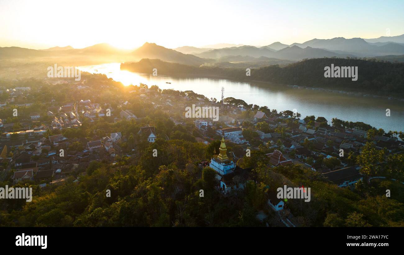 Vientiane. Dezember 2023 31. Dieses Luftbild, das am 31. Dezember 2023 aufgenommen wurde, zeigt den Sonnenuntergang in Luang Prabang, Laos. Quelle: Kaikeo Saiyasane/Xinhua/Alamy Live News Stockfoto