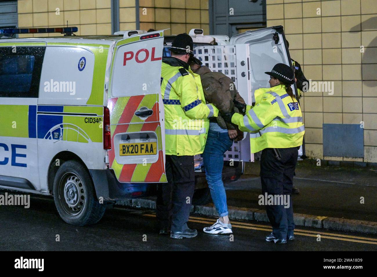 Broad Street Birmingham 1 Januar 2024 Die Feiernden Begr Ten 2024   Broad Street Birmingham 1 Januar 2024 Die Feiernden Begrussten 2024 Mit Kopfschmerzen In Birmingham Als Partyganger Auf Dem Boden Erstarrt Von Sanitatern Abgekarrt Und Nach Mehreren Kampfen Verhaftet Wurden Auch Regen Traf Die Region Viele Benutzten Mantel Um Ihre Haare Zu Bedecken Die Polizisten Der West Midlands Mussten Passanten Warnen Nachdem Ein Mann Wegen Des Verdachts Auf Angriff Verhaftet Wurde Und Sich Eine Menschenmenge Versammelte Ein Polizeihund Wurde Auch Eingesetzt Um Sich In Den Menschenmassen Zu Bewegen Quelle Stop Press Mediaalamy Live News 2wa18d9 