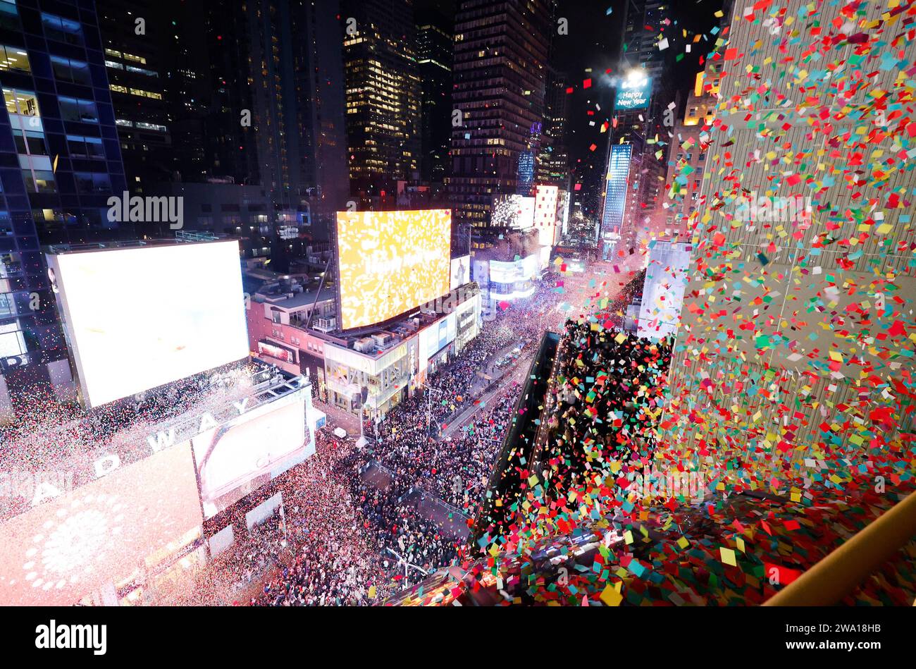 New York, Usa. Januar 2024. Confetti wird am 1. Januar 2024 im Times Square für die Silvesterfeier in New York City veröffentlicht. Foto: John Angelillo/UPI Credit: UPI/Alamy Live News Stockfoto