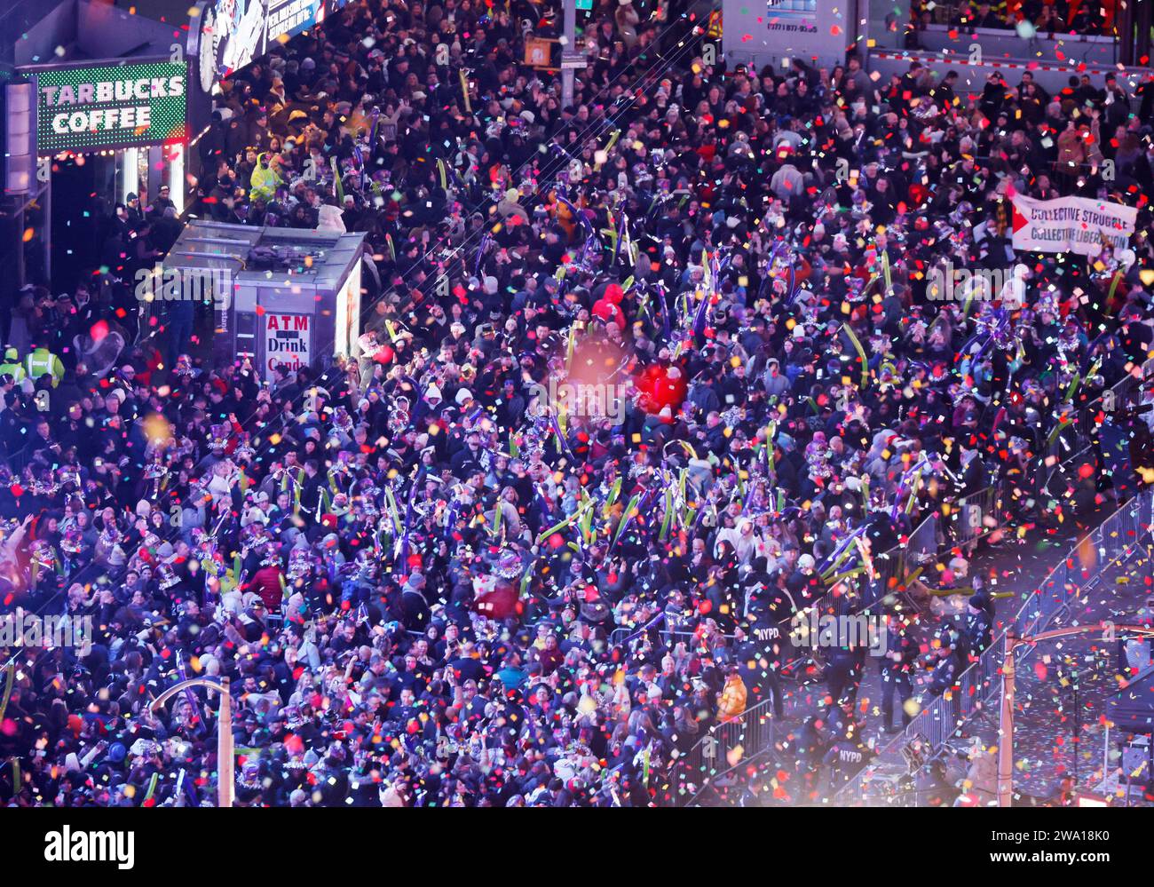 New York, Usa. Januar 2024. Revelers packen die Straße am Times Square für die Silvesterfeier in New York City am Montag, den 1. Januar 2024. Foto: John Angelillo/UPI Credit: UPI/Alamy Live News Stockfoto