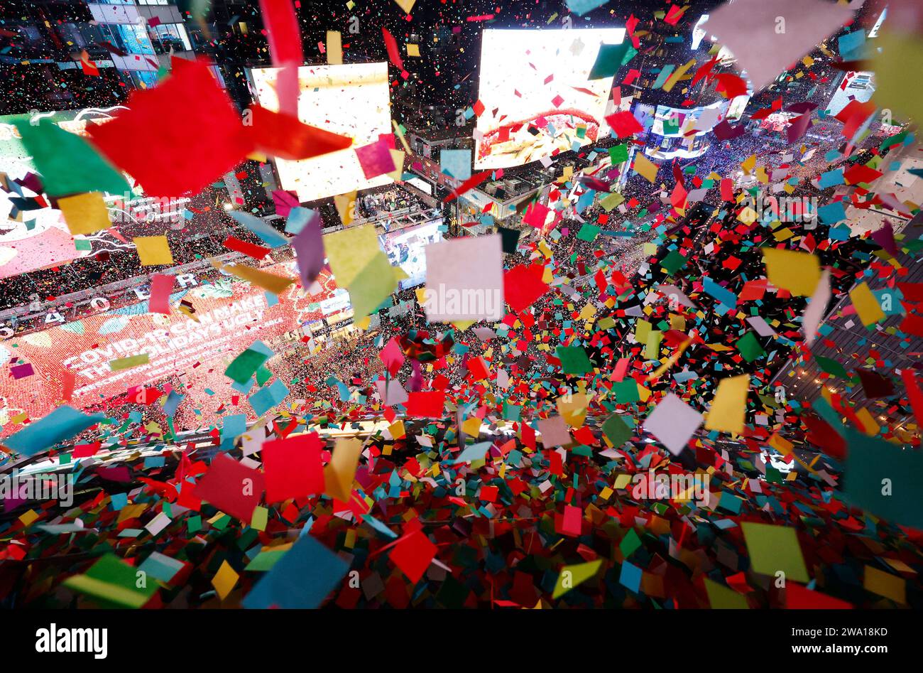 New York, Usa. Januar 2024. Confetti erscheint um Mitternacht im Times Square für die Silvesterfeier in New York City am Montag, 1. Januar 2024. Foto: John Angelillo/UPI Credit: UPI/Alamy Live News Stockfoto