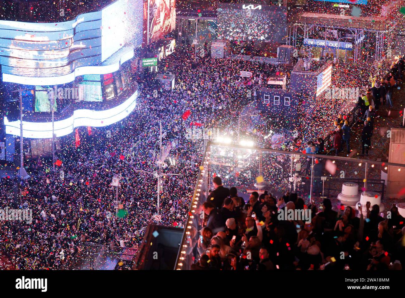 New York, Usa. Januar 2024. Revelers packen die Straßen am Times Square für die Silvesterfeier in New York City am Montag, 1. Januar 2024. Foto: John Angelillo/UPI Credit: UPI/Alamy Live News Stockfoto