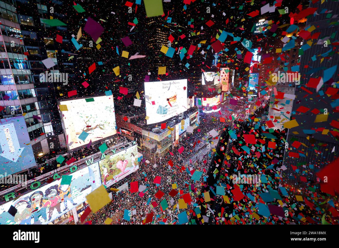 New York, Usa. Januar 2024. Confetti erscheint um Mitternacht im Times Square für die Silvesterfeier in New York City am Montag, 1. Januar 2024. Foto: John Angelillo/UPI Credit: UPI/Alamy Live News Stockfoto