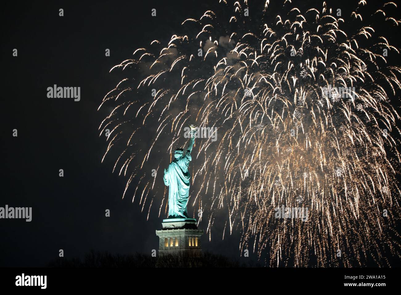 New York, USA. Januar 2024. Blick auf die Freiheitsstatue in der Stadt New York in den Vereinigten Staaten während des Silvesterfeuerwerks 2024 in den frühen Morgenstunden dieses Sonntags, 1. Januar 2024. Credit: Brazil Photo Press/Alamy Live News Credit: Brazil Photo Press/Alamy Live News Stockfoto