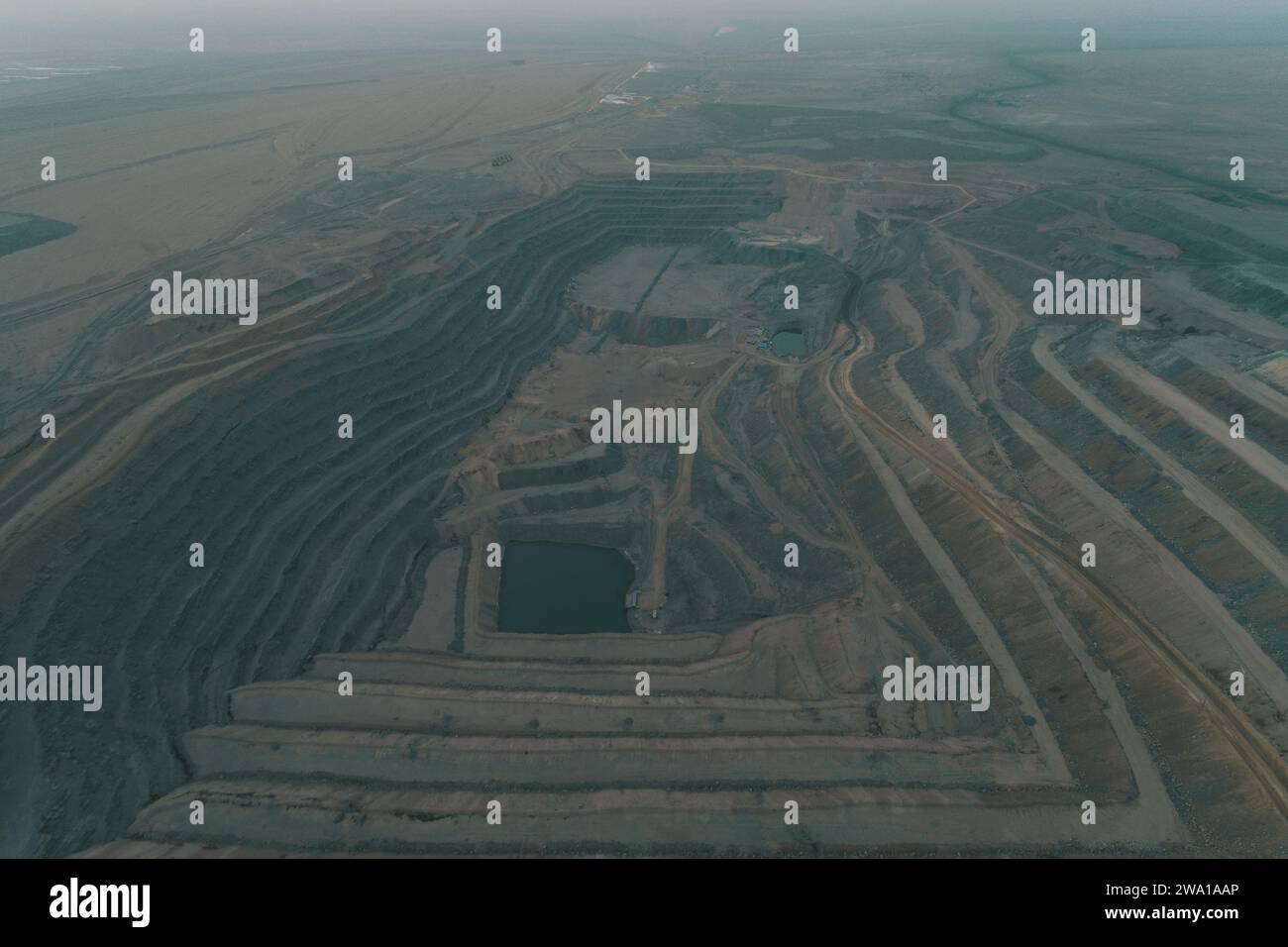 HAMI, CHINA - 31. DEZEMBER 2023 - Luftaufnahme am 31. Dezember 2023 in der staatseigenen Sandaoling-Kohlemine in Hami, Provinz Xinjiang, China. Stockfoto