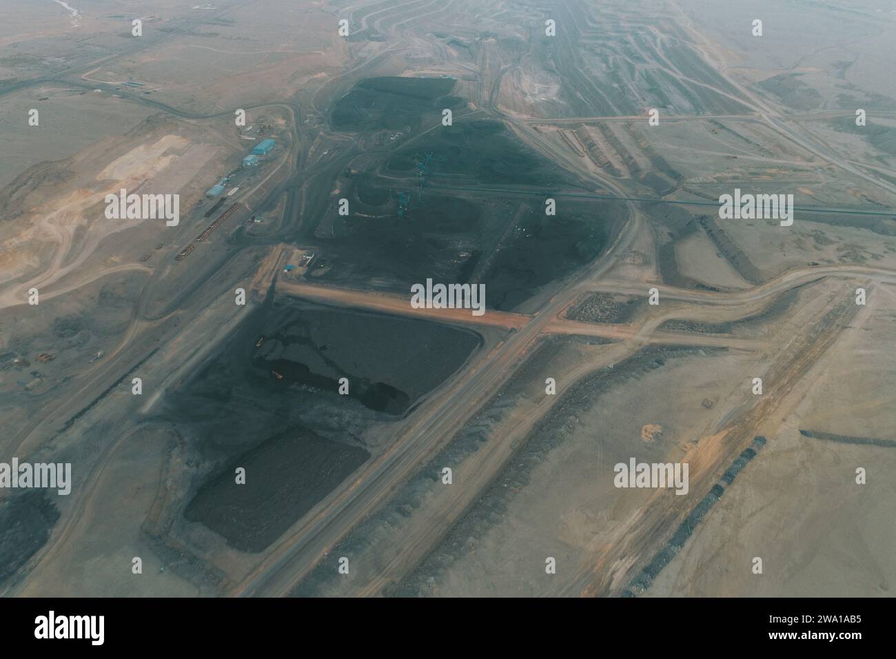 HAMI, CHINA - 31. DEZEMBER 2023 - Luftaufnahme am 31. Dezember 2023 in der staatseigenen Sandaoling-Kohlemine in Hami, Provinz Xinjiang, China. Stockfoto