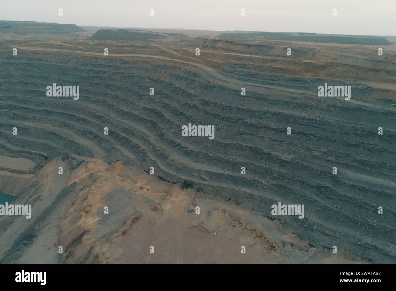 HAMI, CHINA - 31. DEZEMBER 2023 - Luftaufnahme am 31. Dezember 2023 in der staatseigenen Sandaoling-Kohlemine in Hami, Provinz Xinjiang, China. Stockfoto