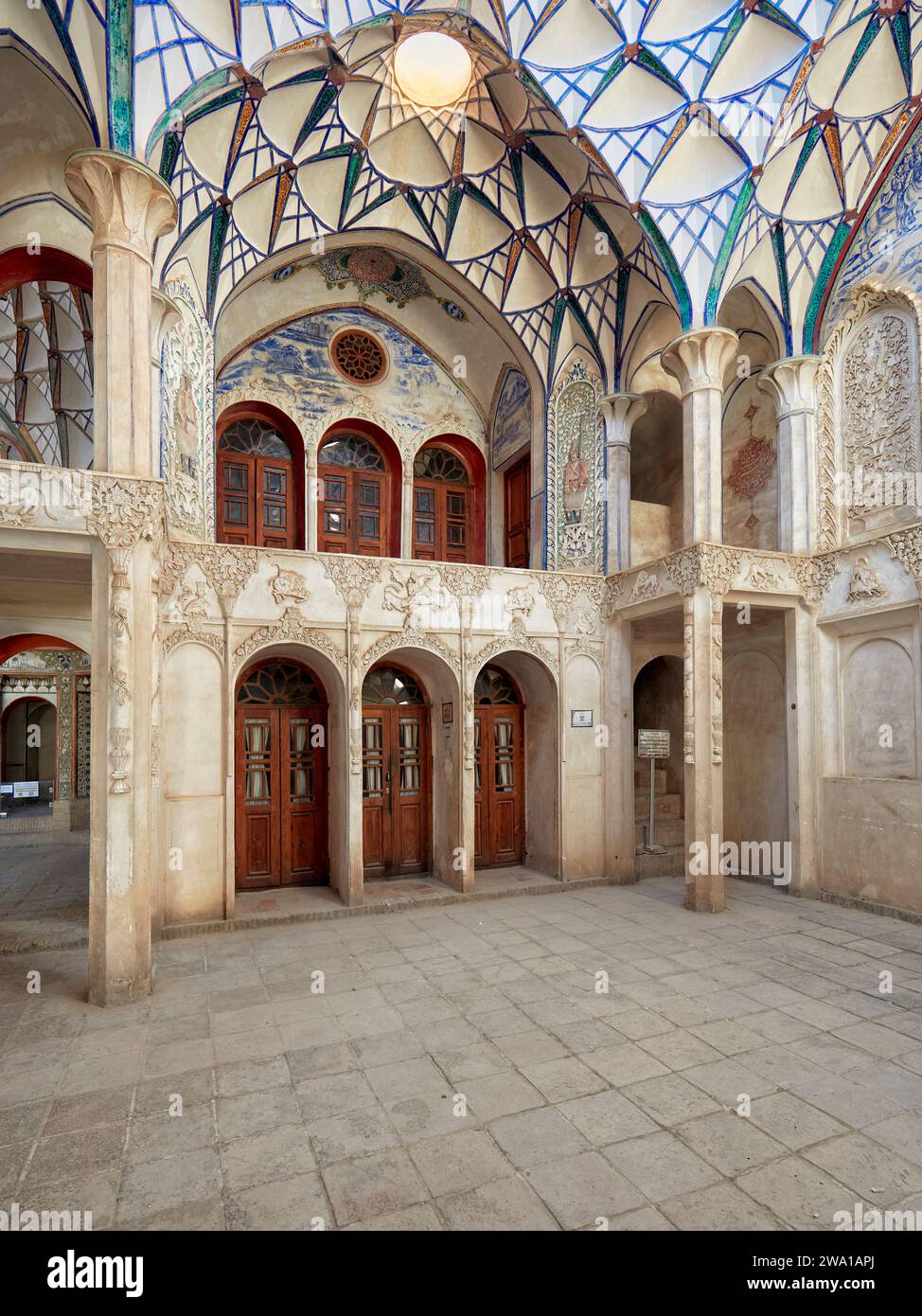 Blick von innen auf das Borujerdi-Haus, ein traditionelles, reiches persisches Haus aus dem Jahr 1857. Kaschan, Iran. Stockfoto