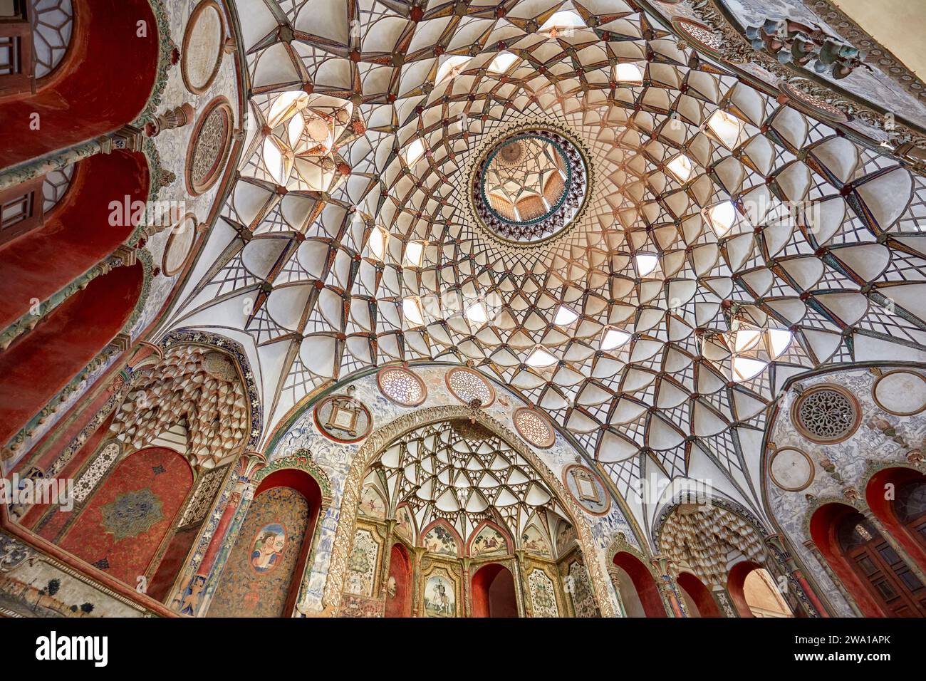 Reich dekorierte Kuppeldecke der Haupthalle im Borujerdi House, traditionelles, reiches persisches Haus aus dem Jahr 1857. Kaschan, Iran. Stockfoto