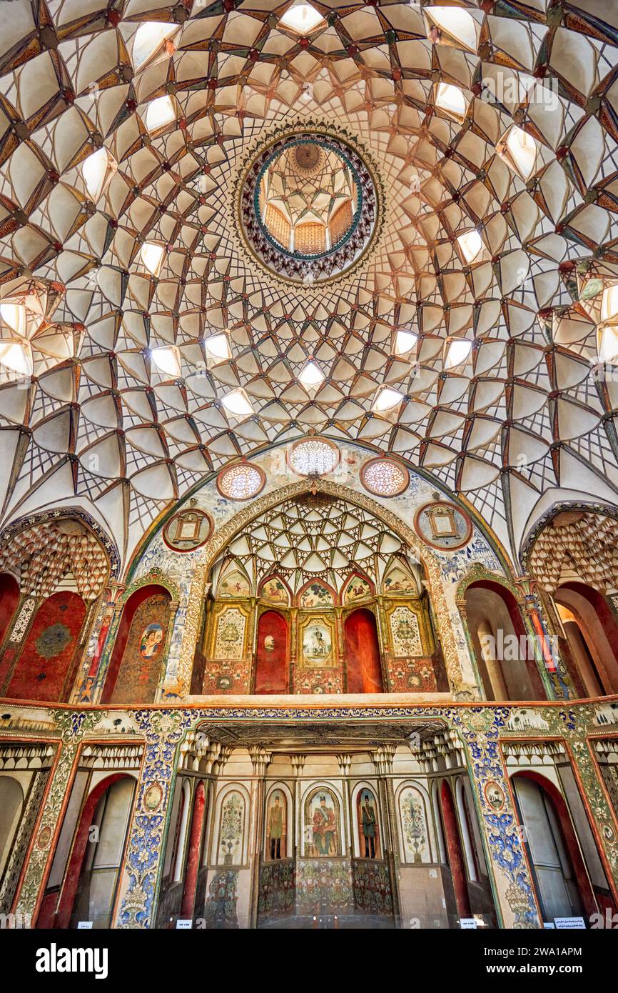 Reich dekorierte Kuppeldecke der Haupthalle im Borujerdi House, traditionelles, reiches persisches Haus aus dem Jahr 1857. Kaschan, Iran. Stockfoto