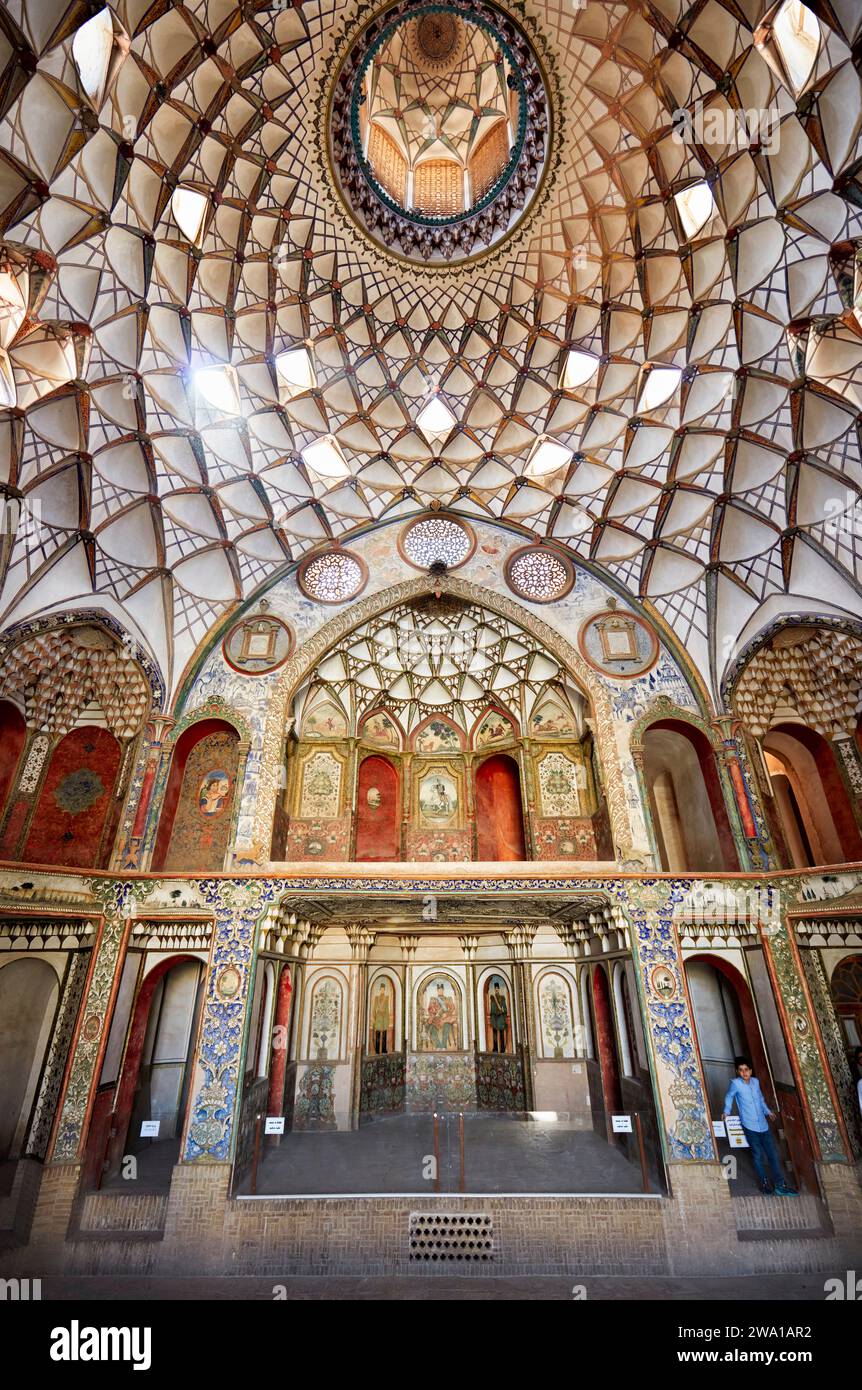 Reich dekorierte Kuppeldecke der Haupthalle im Borujerdi House, traditionelles, reiches persisches Haus aus dem Jahr 1857. Kaschan, Iran. Stockfoto