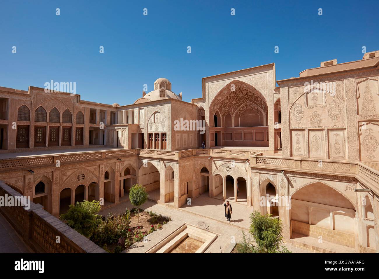 Erhöhter Blick auf den Innenhof des Abbasi-Hauses, traditionelles, reiches persisches Haus, das 1823 erbaut wurde. Kaschan, Iran. Stockfoto