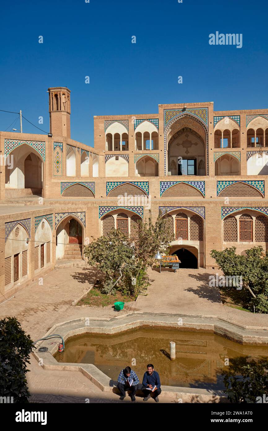 Blick auf den versunkenen Innenhof und das Haupttor der Agha Bozorg Moschee aus dem 18. Jahrhundert, die auch eine religiöse Schule umfasst. Kaschan, Iran. Stockfoto