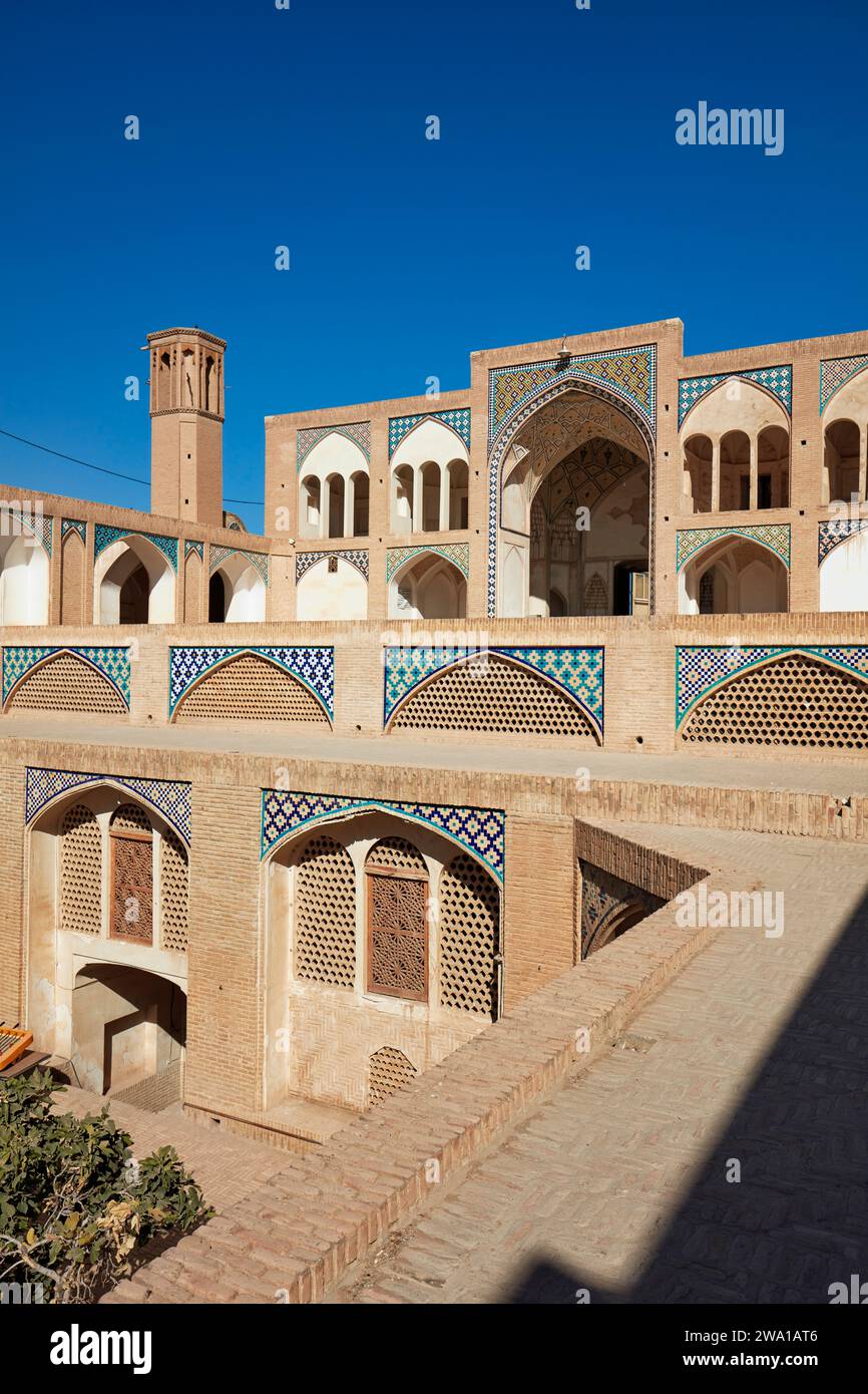 Blick auf das Haupttor der Agha Bozorg Moschee aus dem 18. Jahrhundert in Kaschan, Iran. Stockfoto