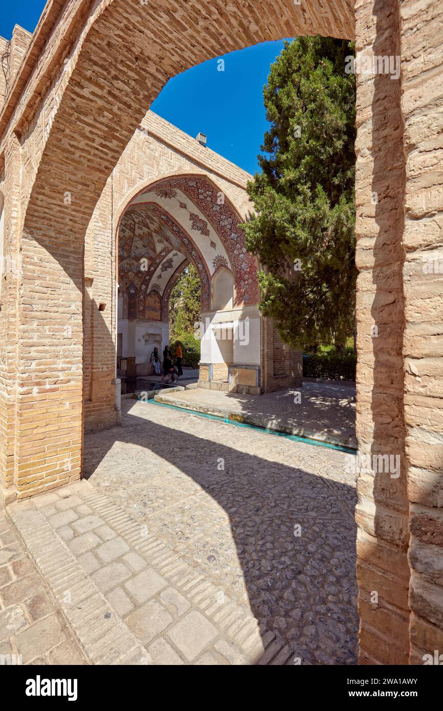 Blick durch einen Bogengang des Qajar Pavillons im Fin Garden (Bagh-e Fin), dem ältesten (1590) existierenden persischen Garten im Iran. Kaschan, Iran. Stockfoto