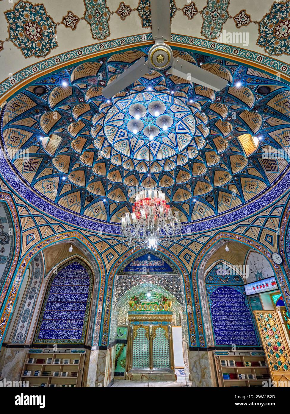 Innenansicht des Imamzadeh Mohammed Helal-Schreins, aufwendig mit islamischer Kalligraphie und Spiegelmosaiken (aina-kari) dekoriert. Aran o Bidgol, Iran. Stockfoto