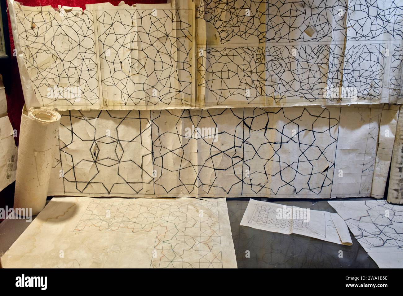 Originalzeichnungen aus Arabesken, die in Fliesen und Stuckverzierungen des Taj-Hauses verwendet wurden, einem historischen Herrenhaus aus dem 19. Jahrhundert in Kaschan, Iran. Stockfoto