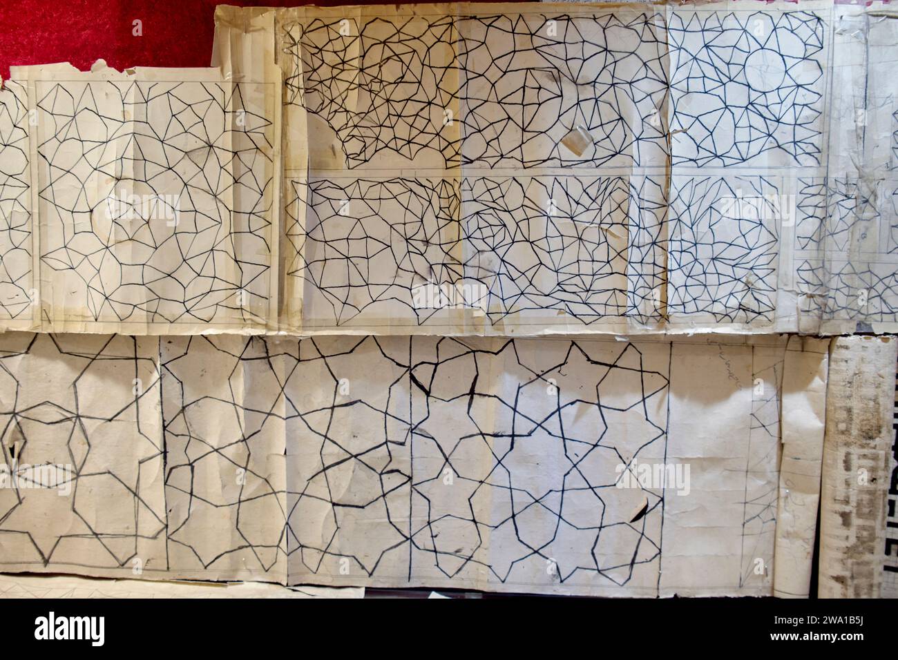 Originalzeichnungen aus Arabesken, die in Fliesen und Stuckverzierungen des Taj-Hauses verwendet wurden, einem historischen Herrenhaus aus dem 19. Jahrhundert in Kaschan, Iran. Stockfoto