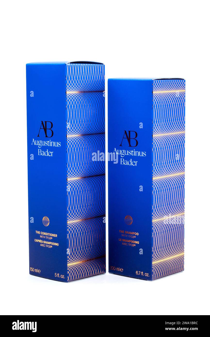 Box des Conditioners und das Shampoo von Augustinus Bader Luxury Hair Treatment auf weißem Hintergrund Stockfoto