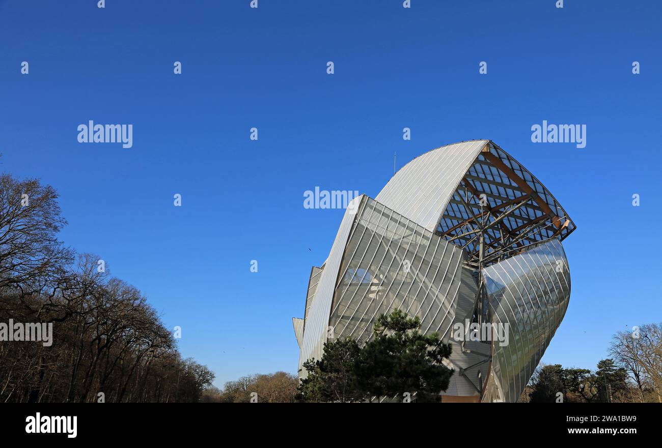 Louis Vuitton Foundation am blauen Himmel, Paris Stockfoto