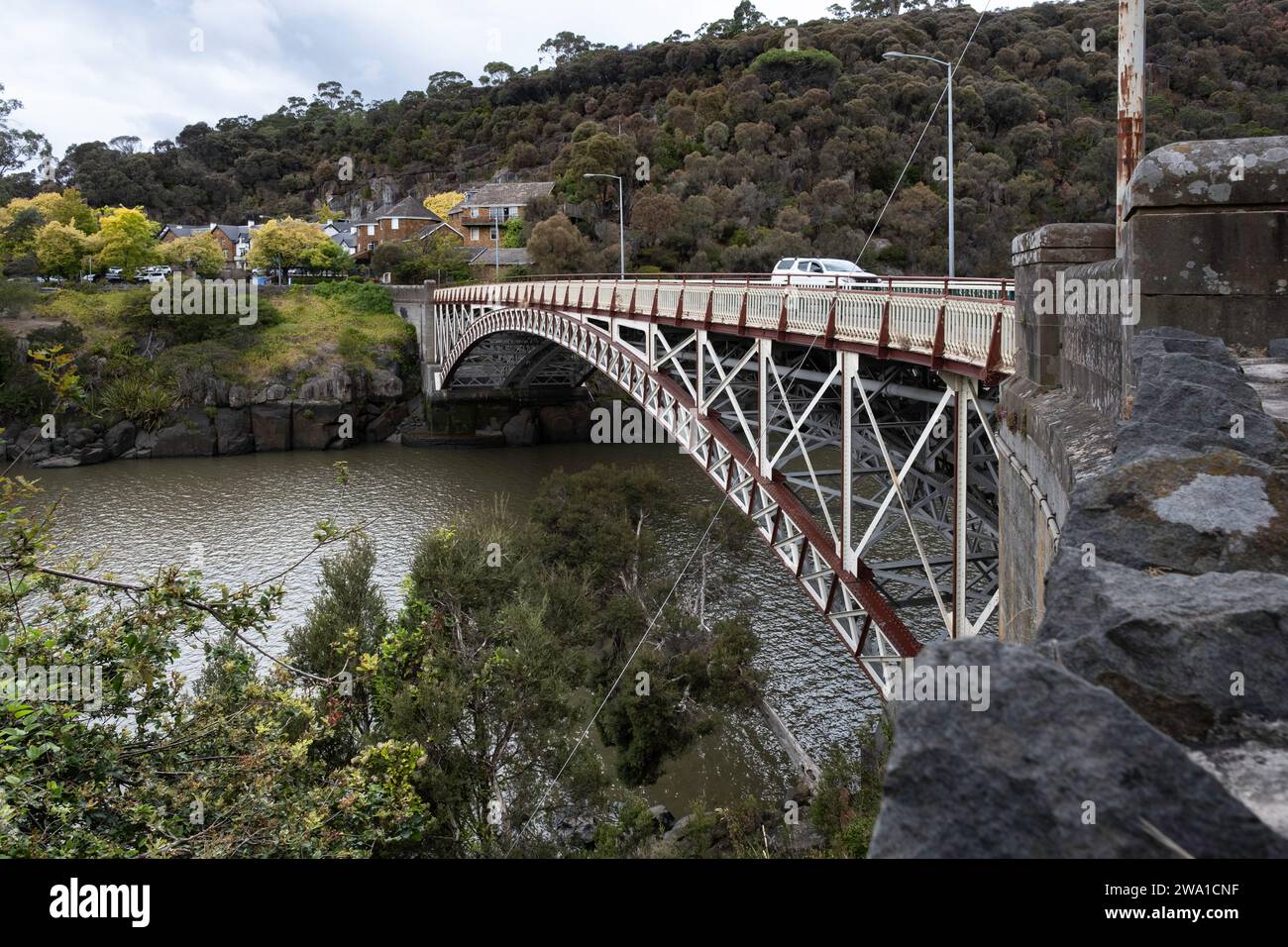 Schräge Aussicht auf die Cataract Gorge Bridge am unteren Abschnitt des South Esk River in Launceston in Tasmanien Stockfoto