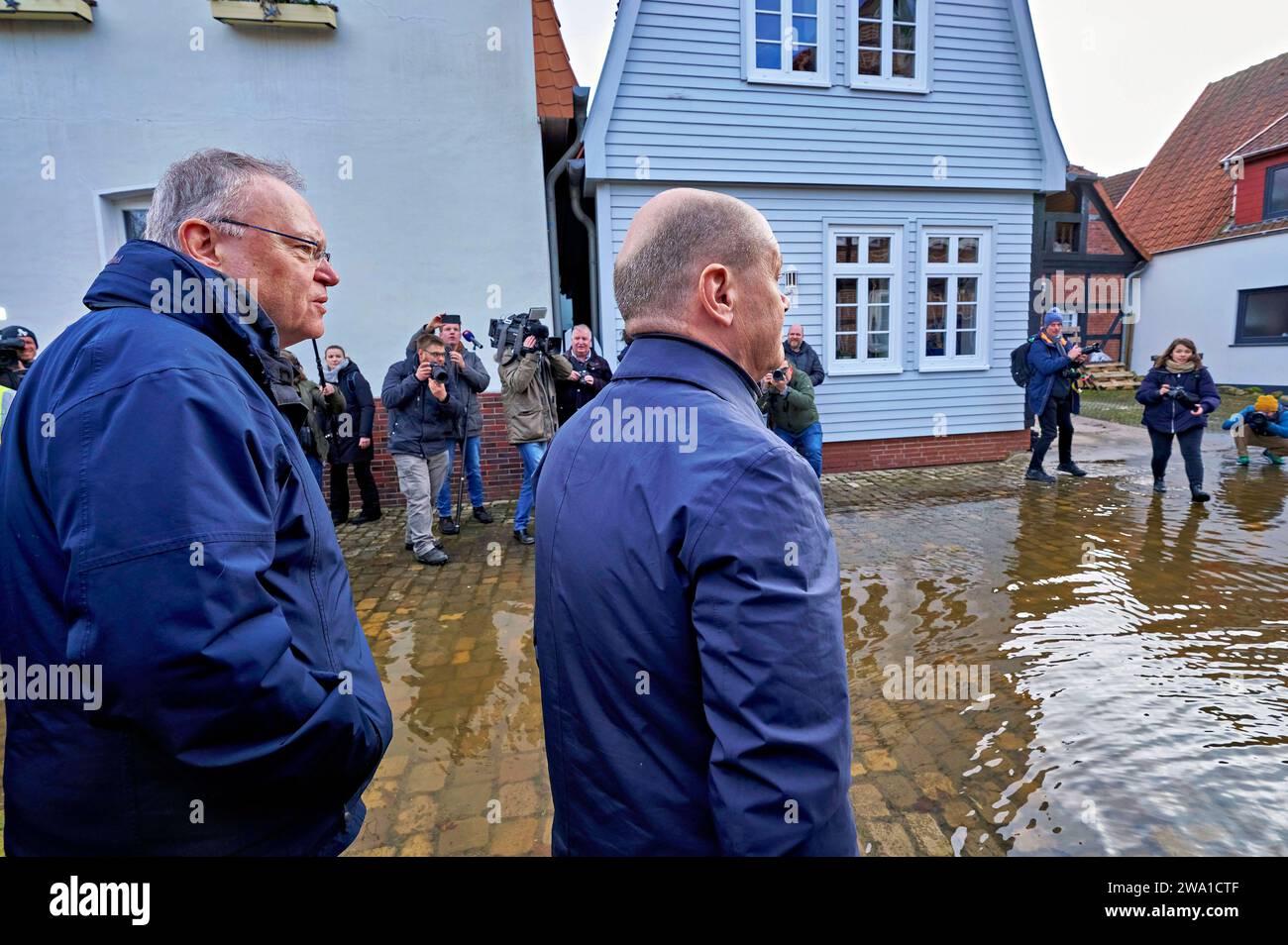 Stephan weil Ministerpräsident von Niedersachsen und Olaf Scholz Bundeskanzler beim Besuch des Hochwassergebiets an der aller. Verden, 31.12.2023 *** Stephan weil Ministerpräsident Niedersachsens und Olaf Scholz Bundeskanzler zu Besuch im Hochwassergebiet aller Verden, 31 12 2023 Foto:Xu.xStammx/xFuturexImagex hochwasser_scholz_3240 Stockfoto
