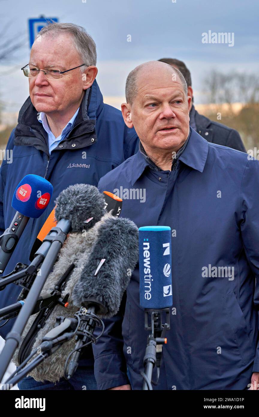 Stephan weil Ministerpräsident von Niedersachsen und Olaf Scholz Bundeskanzler beim Besuch des Hochwassergebiets an der aller. Verden, 31.12.2023 *** Stephan weil Ministerpräsident Niedersachsens und Olaf Scholz Bundeskanzler zu Besuch im Hochwassergebiet aller Verden, 31 12 2023 Foto:Xu.xStammx/xFuturexImagex hochwasser_scholz_3292 Stockfoto