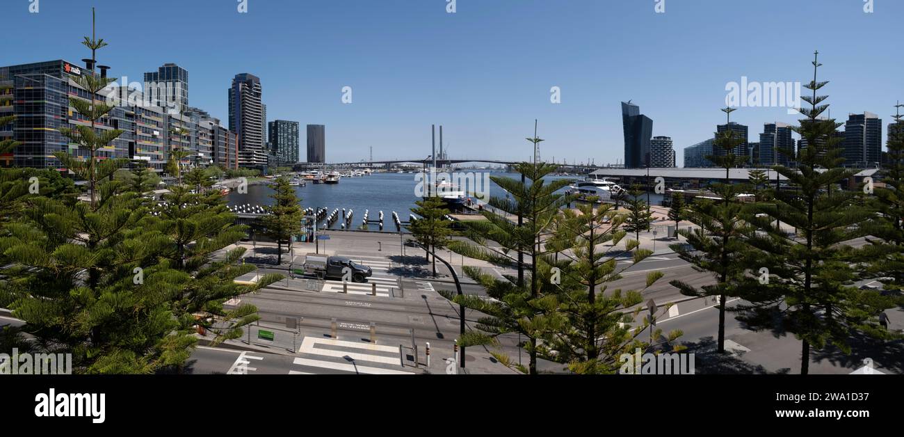 Melbournes innerstädtischer Vorort Docklands, kombiniert mit zeitgenössischer Architektur, Yarra River, Dock und Bolte Bridge. Stadterneuerung Stockfoto