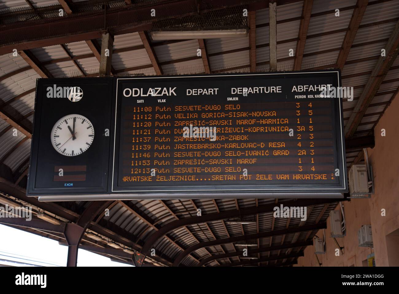 Die Abfahrtsanzeige zeigt die Zugzeiten am Bahnhof Glavni Kolodvor, Zagreb, Kroatien Stockfoto