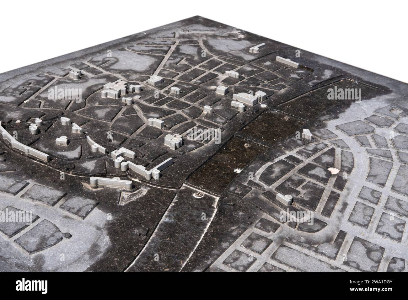 Harte Stein-3D-Karte des Stadtzentrums der niederländischen Stadt Maastricht außerhalb des Stadtzentrums, auf dem 35 charakteristische Denkmäler und Touristen Stockfoto