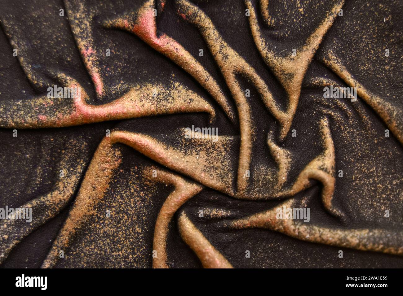 Schwarz-goldene Plisseedetextur als luxuriöser klassischer Hintergrund. Textur und Hintergründe Stockfoto