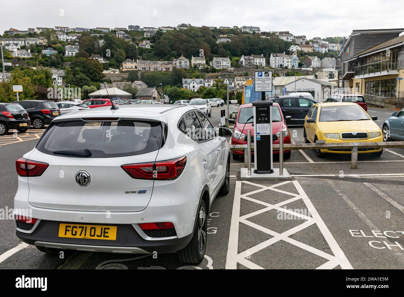 Öffentliches Elektrofahrzeug-Ladegerät in Looe Cornwall, chinesisches MG-Elektroauto wird aufgeladen, England, Großbritannien, 2023 Stockfoto