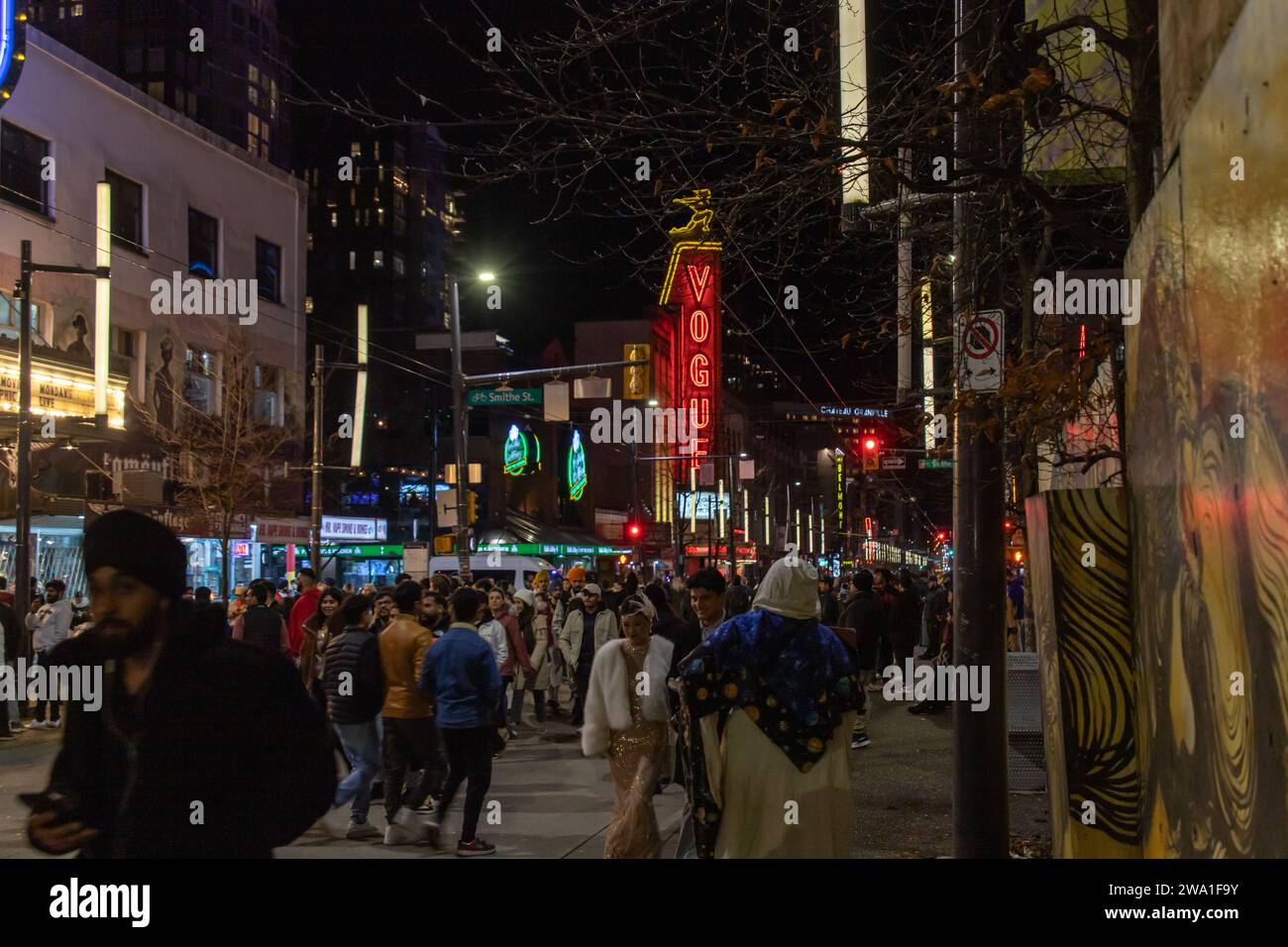 Vancouver, KANADA - Dez 31 2023 : Ein Blick auf die Granville Street am Silvesterabend. Menschenmassen trinken in Nachtclubs und feiern Silvester Stockfoto