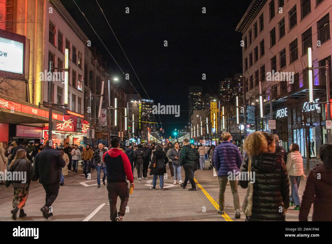 Vancouver, KANADA - Dez 31 2023 : Ein Blick auf die Granville Street am Silvesterabend. Menschenmassen trinken in Nachtclubs und feiern Silvester Stockfoto