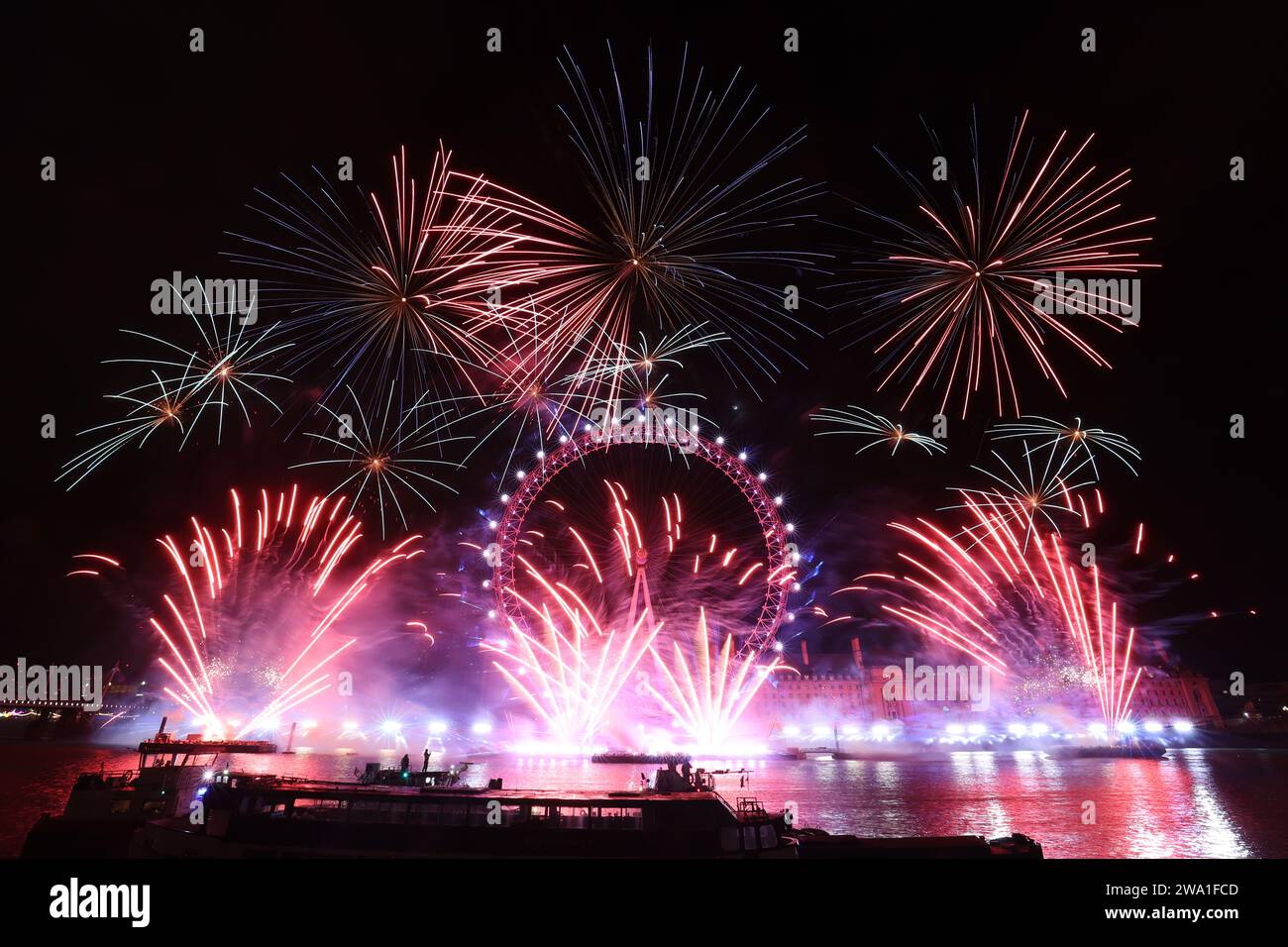 Neujahrsfeuerwerk London 2025 im London Eye an der Themse 1. Januar