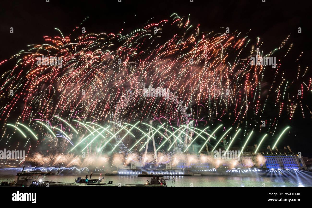 Neujahrsfeuerwerk London 2024 im London Eye an der Themse 1. Januar 2024 Foto von Roger Alarcon Stockfoto