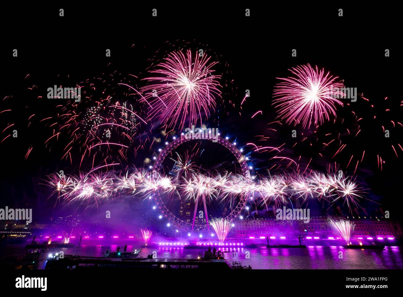 Neujahrsfeuerwerk London 2024 im London Eye an der Themse 1. Januar 2024 Foto von Roger Alarcon Stockfoto