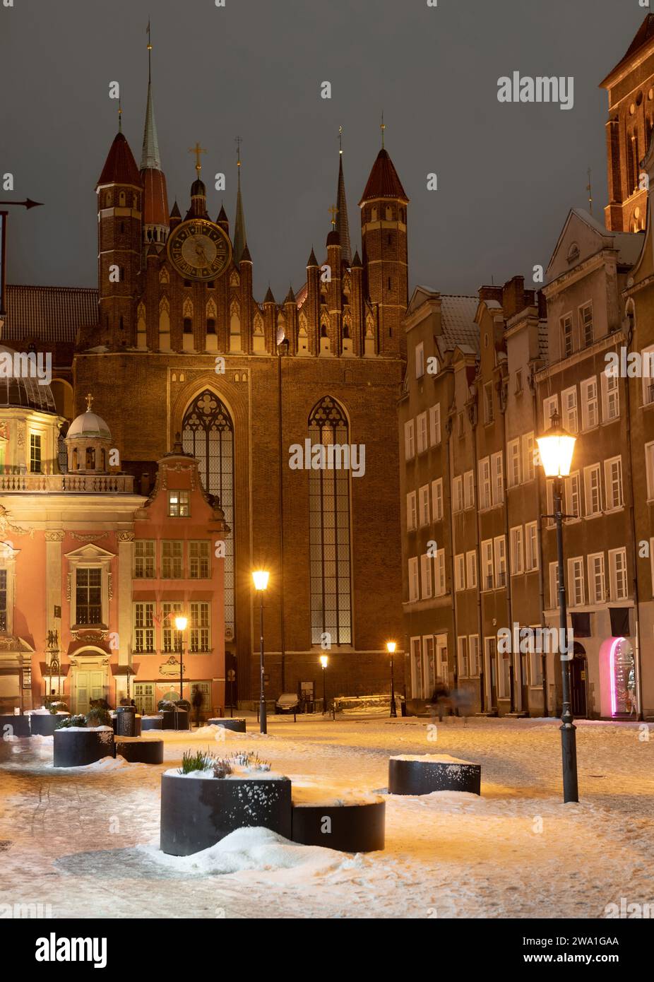 04.02.2023; Winter. Blick auf die Basilika St.. Maria bei Nacht. Danzig, Polen Stockfoto