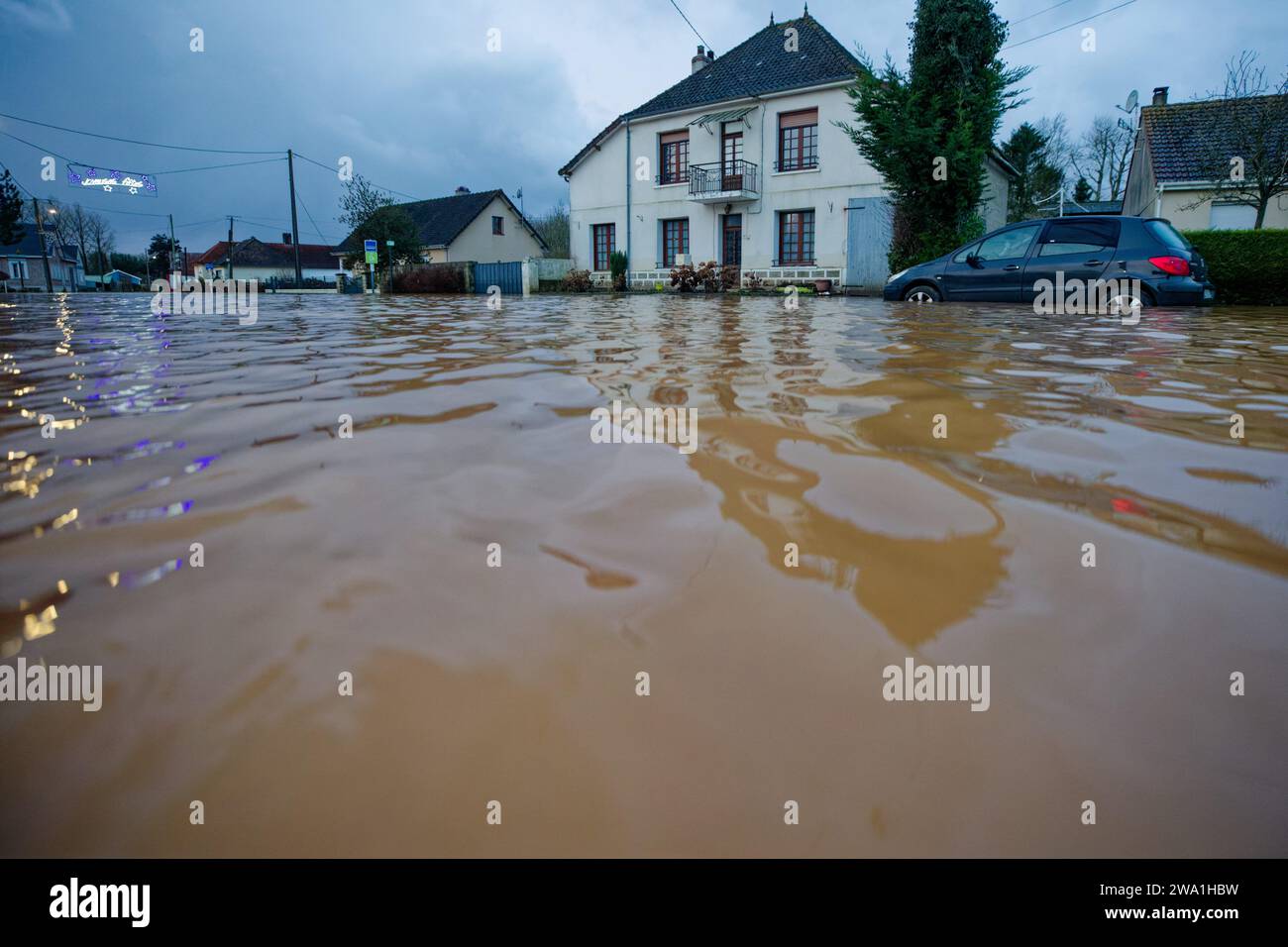 Frankreich. Januar 2024. © Berthes, 1. Januar 2024. Zum Neujahrstag steht die Hauptstraße von Berthes (Nordfrankreich) wieder unter Wasser. Starkregen gestern und heute Abend haben weitere Überschwemmungen verursacht. Quelle: MAXPPP/Alamy Live News Stockfoto