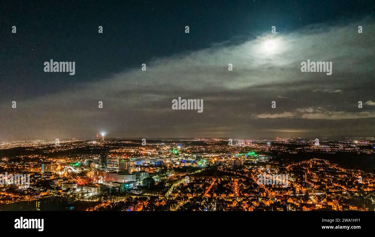 Stuttgart Night Skyline Panorama mit Mond und Wolken - Urban Germany bei Nacht. Stockfoto