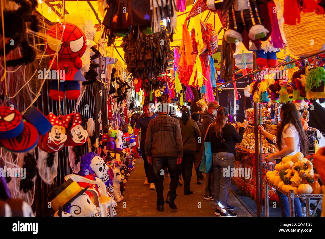 Tag der Toten Pinhatas und Waren zum Verkauf im Mercado Jamaica in Mexiko-Stadt, Mexiko Stockfoto