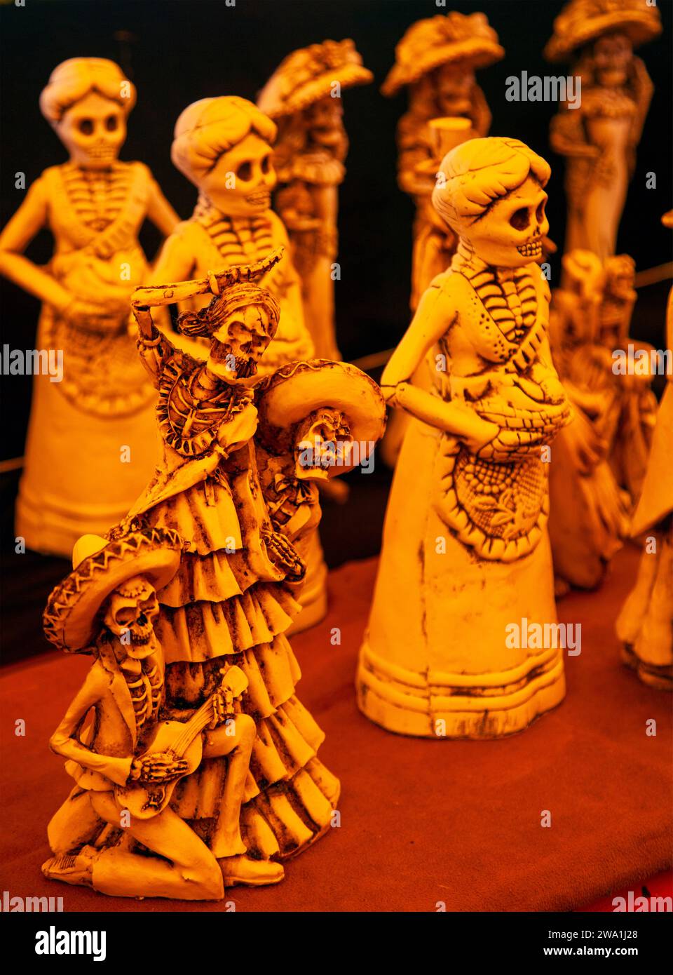 Day of the Dead Figurines zum Verkauf im Mercado Jamaica in Mexiko-Stadt, Mexiko Stockfoto