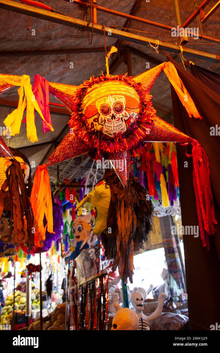 Tag der Toten Pinhatas zum Verkauf im Mercado Jamaica in Mexiko-Stadt, Mexiko Stockfoto